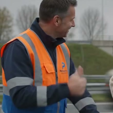 Monteur van De Pechdienst langs de snelweg